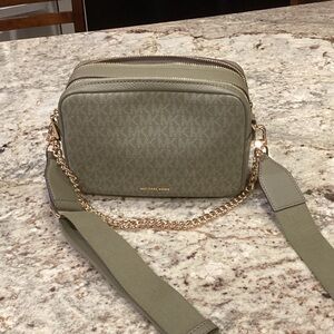 MICHAEL KORS DOUBLE ZIP CAMERA BAG